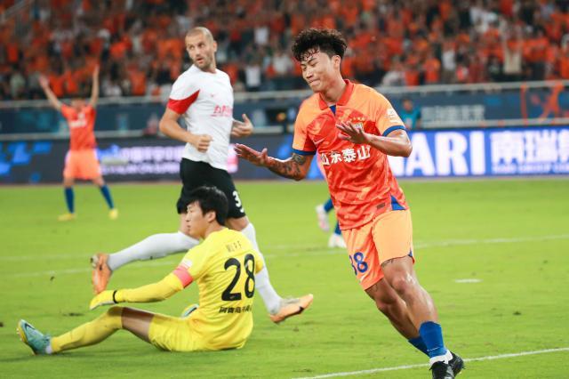 足球-泰山三线作战前迎好消息 谢文能斩中超首球+双响