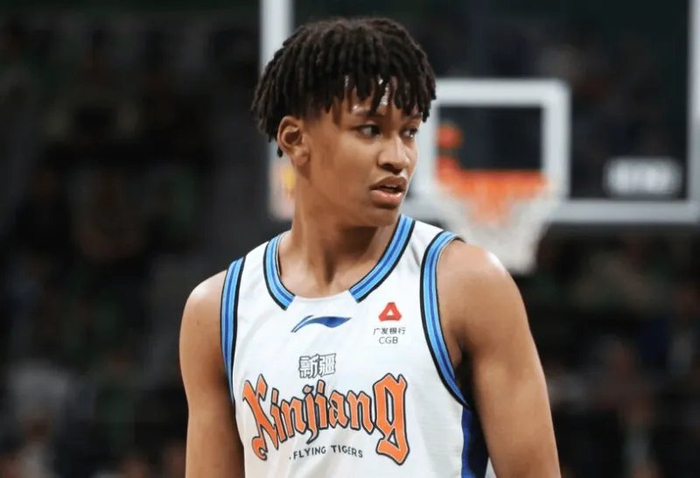 足球-新疆这两小将潜力无限!防守拉满可成大闸,冯傲还展现出色串联!|新疆男篮|比赛|青年队|球员|球队_新浪体育_新浪新闻