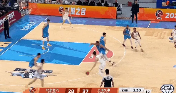 网球-王哲林持球突破急停跳投命中，上海第二节领先北京11分